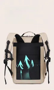Détail du rembourrage dorsal en maille alvéolée et des bretelles du sac à dos beige