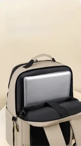 Détail du sac à dos kaki montrant le compartiment dédié pour ordinateur portable 15,6