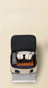 Vue de dessus d'un sac à dos d'affaires spacieux montrant le rangement organisé