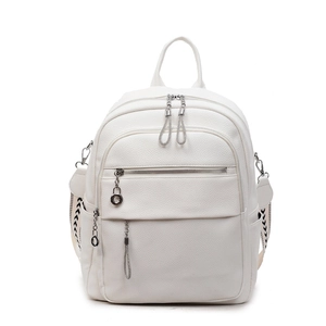 Weißer Lederrucksack mit Kieselstruktur, Ethno-Webgurt und mehreren praktischen Reißverschlüssen