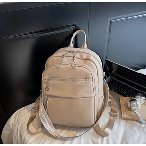 Detailansicht großer beiger Rucksack aus Kunstleder mit gewebten Trägern für Reisen