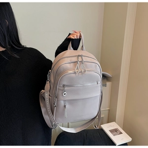 Detailansicht des Rucksacks aus strukturiertem Kunstleder mit Kette und Web-Schultergurt