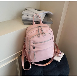 Nahaufnahme der rosa Rucksack aus Leder mit Litschistruktur und silbernen Reißverschlüssen