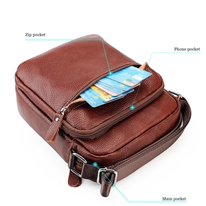 Détail du sac à bandoulière en cuir pour homme montrant le rangement zippé multicouche