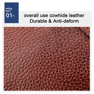Détail macro du cuir de vachette marron avec texture litchi sur le sac pour hommes
