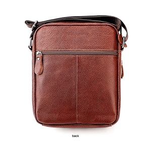 Vue arrière du sac bandoulière en cuir grainé marron avec poche zippée au dos