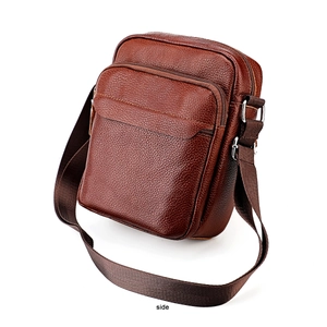 Vue latérale détaillée du sac bandoulière en cuir grainé marron pour hommes avec zip