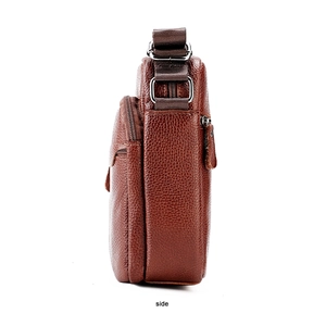 Vue latérale du sac bandoulière en cuir grainé marron avec plusieurs fermetures éclair