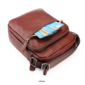 Détail macro des fentes pour cartes internes d'un sac à bandoulière en cuir grainé marron