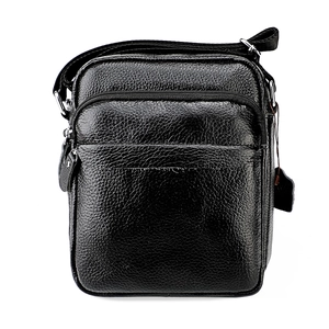Détail du sac bandoulière pour homme en cuir grainé avec compartiments à double fermeture