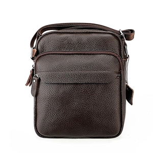 Détail du sac bandoulière pour homme en cuir marron avec texture grainée et sangle