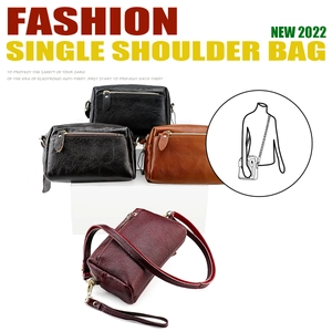 Détail des sacs en cuir grainé avec doublure antivol et bandoulière réglable
