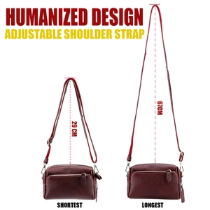 Détails de la bandoulière réglable de 29cm à 67cm sur le sac en cuir bordeaux