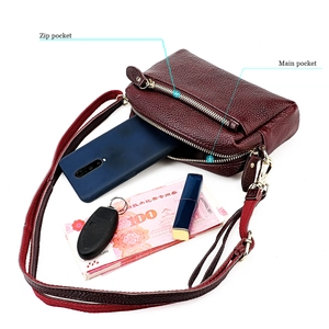 Vue détaillée du sac en cuir bordeaux avec compartiments pour téléphone et accessoires