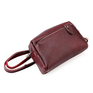 Vue de dessus d'un mini sac bandoulière bordeaux en cuir grainé avec fermeture éclair
