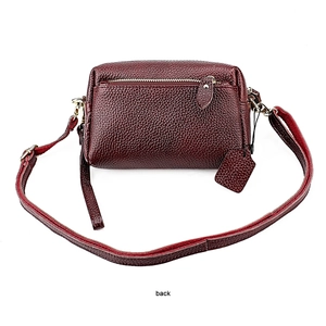 Vue arrière du sac bandoulière en cuir bordeaux avec une poche zippée horizontale