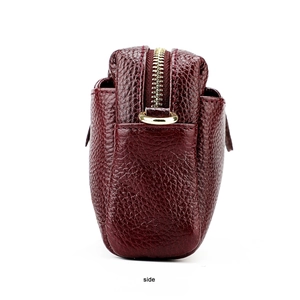 Vue latérale du mini sac en cuir véritable bordeaux avec texture grainée et zip doré