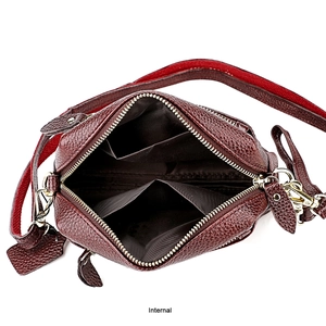 Vue intérieure du sac bandoulière en cuir bordeaux avec compartiment et poches latérales