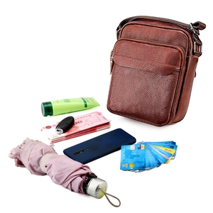 Sac bandoulière homme en cuir marron grainé montrant une grande capacité de rangement