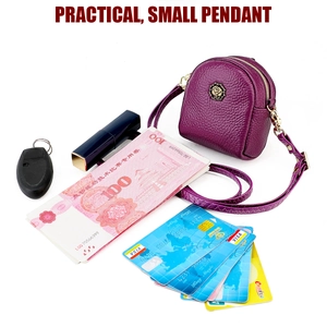 Detailansicht der lila Ledertasche mit Rosen-Anhänger zeigt Platz für Lippenstift und Karten