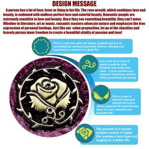 Nahaufnahme des kunstvollen Rosen- und Ranken-Metallemblems auf der Ledertasche im Detail.