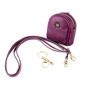 Detailansicht der magentafarbenen Mini-Tasche aus strukturiertem Leder mit goldener Rose