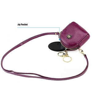Detailansicht der lila Leder Mini-Tasche mit goldener Rose und Reißverschlussfach