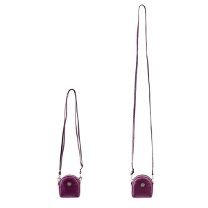 Detailansicht lila Mini-Umhängetaschen aus Leder mit floralen Metallverzierungen