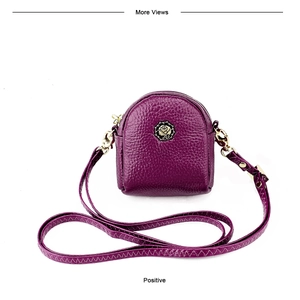 Detailansicht der lila Mini-Tasche aus genarbtem Leder mit goldenem Rosen-Metall-Logo