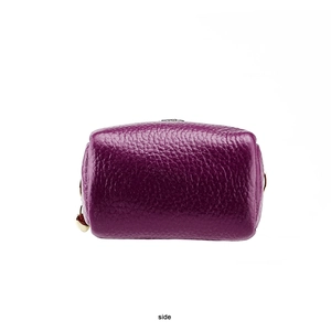 Seitenansicht der kleinen violetten Lippenstifttasche aus Leder mit goldenem Reißverschluss