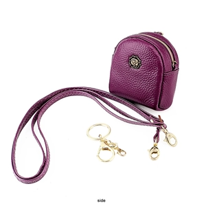 Detail der lila Mini-Tasche aus genarbtem Leder mit Rosenlogo und Doppelreißverschluss