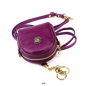 Details der lila Mini-Tasche aus strukturiertem Leder mit goldener Rose und Schlüsselring