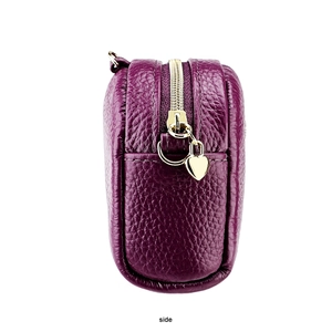 Detailansicht der lila Leder-Mini-Tasche mit goldenen Herz-Reißverschlüssen und Seitentextur