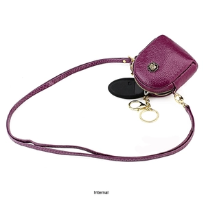 Innenansicht der burgunderroten Leder-Lippenstifttasche mit Autoschlüsseln und Rose