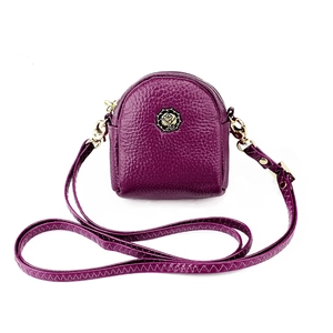 Detail der Mini-Ledertasche mit Lychee-Muster, bronzenem Rosen-Logo und langem Riemen