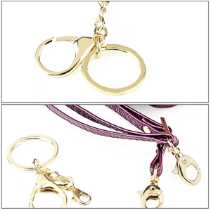 Details von lila strukturiertem Lederband mit goldenem Karabiner und Schlüsselring