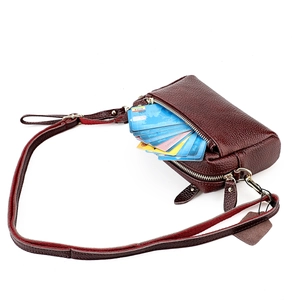 Sac bandoulière polyvalent en cuir grainé rouge foncé avec fermeture éclair dorée et fentes