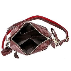 Vue de dessus d'un sac bandoulière polyvalent en cuir véritable bordeaux à compartiments
