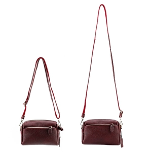 Sac bandoulière en cuir véritable bordeaux avec texture grainée et bandoulière réglable