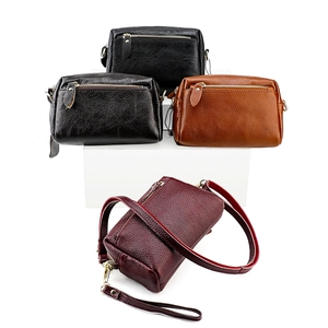 Trois sacs bandoulière en cuir de vachette en noir, marron et bordeaux avec grain de litchi