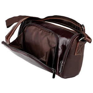 Détail du sac bandoulière en cuir marron foncé avec coutures contrastées et doublure