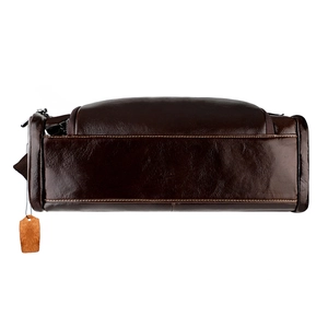 Détail du sac à bandoulière en cuir marron foncé montrant la texture et la fermeture