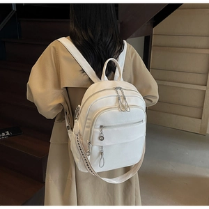 Detailansicht der Rückseite eines weißen Rucksacks mit gewebten Schultergurten