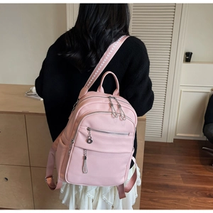 Detailansicht des rosa Kunstleder-Rucksacks mit modischen Wellenmuster-Webgurten