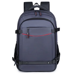 Mochila de gran capacidad para uso diario con detalles rojos y tela impermeable