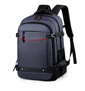 Detalle de una mochila para portátil azul marino impermeable con detalles rojos y malla