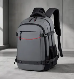 Detalle de mochila de negocios gris oscuro con hebillas laterales y bolsillo de malla