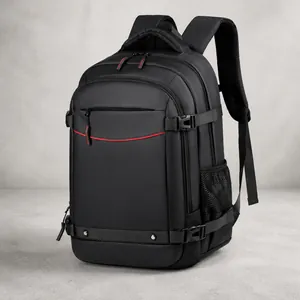 Mochila negra impermeable con detalles rojos y correas de malla transpirable acolchadas
