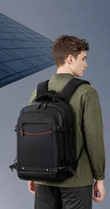 Vista lateral de mochila de nailon negro para oficina con detalles de rayas rojas