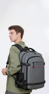 Vista lateral de la mochila de negocios gris oscuro con correas acolchadas y líneas rojas